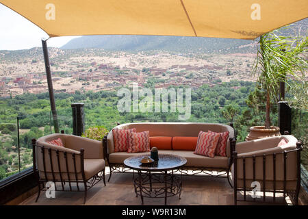 Kasbah Tamadot Retreat terrazza con vista delle montagne Atlas vicino a Marrakech, Marocco Foto Stock