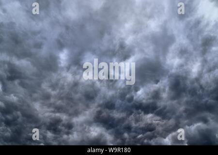 Incredibile oscura e drammatica formazioni di nubi nel cielo prima di un temporale Foto Stock