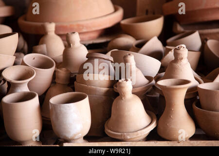 Appena girato l'asciugatura in ceramica prima di entrare in forno, Studio sulla periferia di Marrakech, Marocco Foto Stock