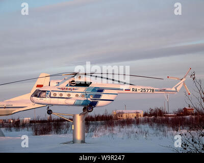 Salekhard, Russia - 27 Febbraio 2007: elicottero sul piedistallo. Il museo all'aria aperta è nei pressi dell' aeroporto di Salekhard città. Foto Stock