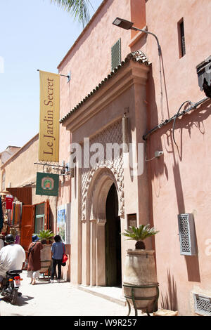 Ingresso a Le Jardin Secret off Allewya nella medina di Marrakech - Marocco Foto Stock