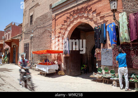 Shopping nella Medina di Marrakech, Marocco Foto Stock