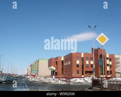 Salekhard, Russia - 27 Febbraio 2007: Salekhard città, case di due piani, in una zona residenziale della città. La Siberia è un Yamal. Foto Stock