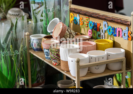 Assortiti in ceramica vasi per piante in vendita su un cavalletto a Southport Flower Show Foto Stock