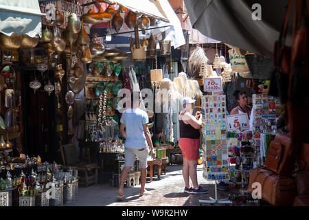 Merci fo in vendita in corsie di Medina Bazar - Marrakech, Marocco Foto Stock