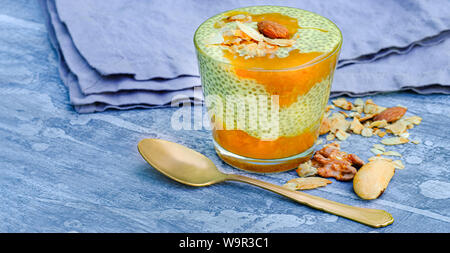 Chia budino di sementi con cocnut latte e cloudberry o marmellata di mango è ottimo per la colazione vegana o dessert. Facile e veloce per effettuare un snack sani Foto Stock