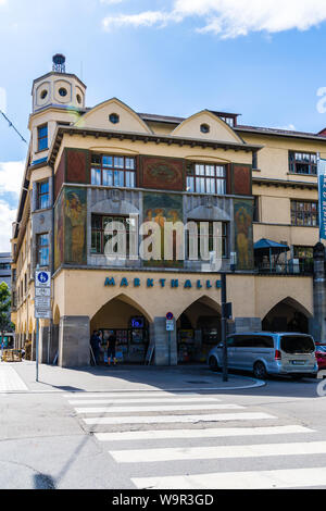 Stoccarda, Germania, 14 agosto 2019, la splendida sala del mercato che offrono prodotti deliziosi e prodotti gourmet e pesci in downtown markthalle buildi Foto Stock