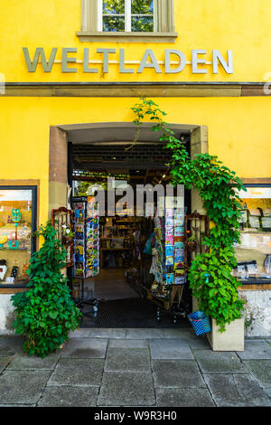 Stoccarda, Germania, 14 agosto 2019, la porta di ingresso di un commercio equo e solidale negozio a charlottenplatz downtown chiamato weltladen merce del commercio equo e solidale per stato Foto Stock