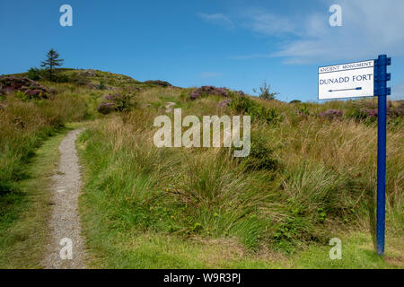 Cartello che indica il modo in cui a Dunadd Fort, Kilmartin Glen, Argyll, Scozia. Foto Stock