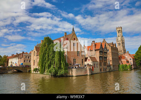 Quay del rosario o Rozenhoedkaai e la torre campanaria, Bruges, Belgio Foto Stock