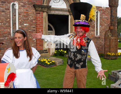 Mary Poppins e Alice nel paese delle meraviglie di personaggi in costume,  Disney, Orlando, Florida, Stati Uniti d'America Foto stock - Alamy