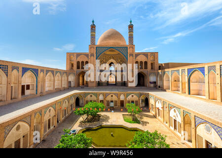 Agha Bozorg moschea, cortile interno, Kashan, Provincia di Isfahan, Repubblica Islamica di Iran Foto Stock