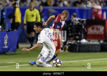 Los Angeles, California, USA. 14 Ago, 2019. 18 Uriel Antuna lavora contro #19 Paxton Pomykal durante la galassia della LA vs. FC Dallas MLS partita di calcio il 14 agosto 2019. Credito: Dalton Hamm/ZUMA filo/Alamy Live News Foto Stock