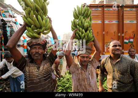 I fornitori del mercato ad una asta di banane nel mercato della frutta in Kolkata, India Foto Stock