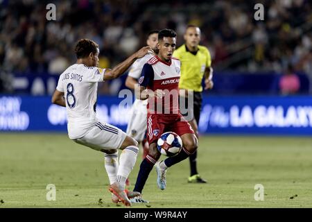 Los Angeles, California, USA. 14 Ago, 2019. 27 Gesù Ferreira passando #8 Jonathan dos Santos durante la galassia della LA vs. FC Dallas MLS partita di calcio il 14 agosto 2019. Credito: Dalton Hamm/ZUMA filo/Alamy Live News Foto Stock