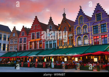 Le case delle corporazioni convertito in ristoranti al tramonto in piazza del mercato o Markt, Bruges, Belgio Foto Stock