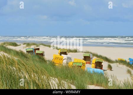 Spiaggia di sabbia spiaggia, spiaggia con sdraio in spiaggia nelle dune, Juist, Est Frisone Isola, Frisia orientale, Bassa Sassonia, Germania Foto Stock