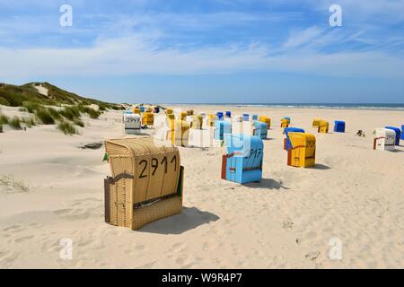 Sedie a sdraio sulla spiaggia di Juist, Est Frisone Isola, Frisia orientale, Bassa Sassonia, Germania Foto Stock