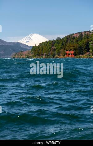 Lago Ashi, Hakone Jinjya Heiwa-no-Torii di Sacrario di Hakone, posteriore del Monte Fuji e Hakone, Fuji Hakone Izu National Park, Giappone Foto Stock