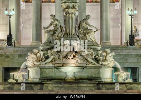 Pallas Athene fontana davanti al Parlamento, illuminato, Vienna, Austria Foto Stock