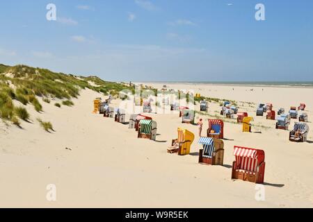 Spiaggia di sabbia spiaggia, spiaggia con sdraio in spiaggia a dune, Juist, Est Frisone Isola, Frisia orientale, Bassa Sassonia, Germania Foto Stock