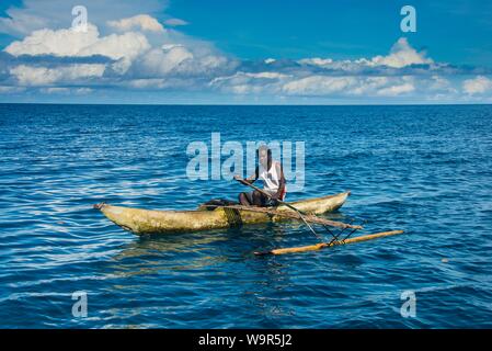 Uomo in una barca outrigger, Buka, Papua Nuova Guinea Foto Stock