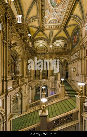 Vista interna, la scala dell'opera di stato di Vienna, Austria Foto Stock