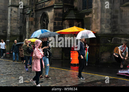 Edimburgo città odl trovanella pioggia estati bagnate giorno Foto Stock