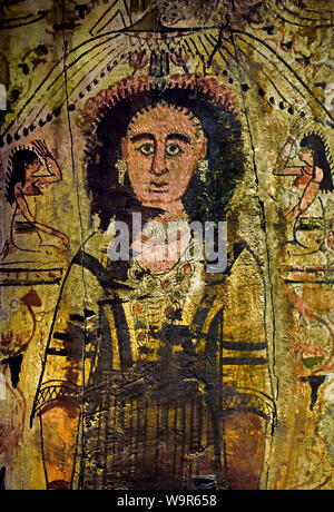 Fondo della bara di Chelidonia primi anni del III secolo D.C. Tebe (Tamarind in legno dipinto a tempera Tebe tombe) egiziano Egitto , in epoca romana, l'antica Tebe non esiste più: la città di Diospolis Magna (Louqsor) si estende sulla riva orientale del Nilo mentre la Cisgiordania (Memnonia) dipende ora dalla città di Hermonthis (Armant ). La consolidata tradizione funeraria per l'Egiziano elite è mantenuta meglio qui che altrove, dalla cura per la mummificazione, la sapiente integrazione dell'iconografia antica e l'uso di cartonnage tecniche, specialmente in stucco di lino. Foto Stock
