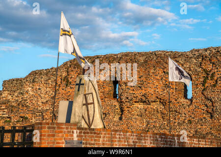 Deutschordensritter figura in der Ruine der Ordensburg Thorn des Deutschen Ritterordens, Torun, Polen, Europa | Cavaliere teutonico statua a til rovine Foto Stock