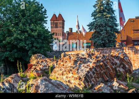 Ruine der Ordensburg Thorn des Deutschen Ritterordens und die Jakobskirche, Torun, Polen, Europa | Le rovine del castello di Toruñ dell'Ordine Teutonico Foto Stock