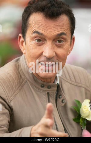 Strictly come Dancing Bruno Tonioli coreografo italiano, sala da ballo e ballerino latino, e personalità televisiva, whoi è apparso come giudice della competizione di danza televisiva britannica Strictly come Dancing getta il suo occhio critico sui giardini vincenti lo spettacolo mentre apre il Southport Flower Show 2019 a Merseyside. La TV favorite ha accolto i visitatori dell'evento sul mare in occasione del suo 90° anniversario. Foto Stock