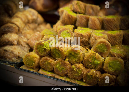 Il mercato orientale con vari dolci Foto Stock