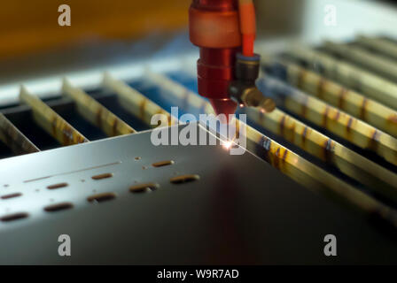 Fase del processo di produzione di schede a circuito stampato - taglio laser in modalità automatica, close-up, sfondo sfocato Foto Stock