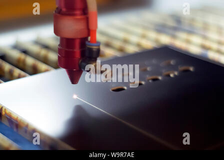 Fase del processo di produzione di schede a circuito stampato - taglio laser in modalità automatica, close-up, sfondo sfocato Foto Stock