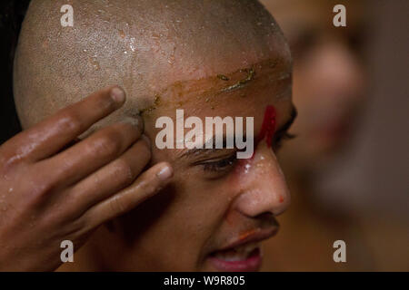 Kathmandu, Nepal. Il 15 agosto, 2019. I giovani nepalesi sacerdote Indù esegue il rituale durante Janai Purnima Festival presso i locali del tempio di Pashupatinath a Kathmandu, Nepal, 15 agosto 2019. Credito: Sulav Shrestha che/Xinhua Foto Stock