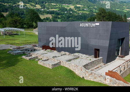 Edificio del museo e le rovine di Aguntum, Municipium Claudium Aguntum, la rovina del villaggio romano, Doelsach, Lienz, il Tirolo orientale, Tirolo, Austria, Europa, Dölsach Foto Stock