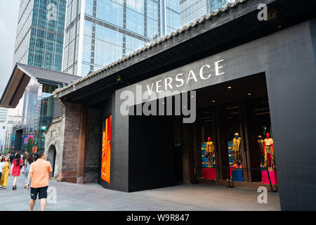 Chengdu Cina, 3 Agosto 2019 : Versace shop in una vecchia casa cinese a Sino-Ocean Taikoo Li in Chengdu Sichuan in Cina Foto Stock