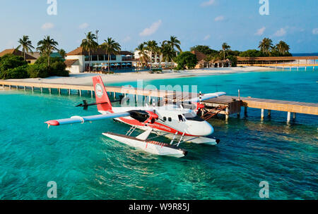 Maldive Isola di Filaidhoo, acqua piano a jetty, Raa Atoll, Maldive, Oceano Indiano, Asia Filaidhoo Foto Stock