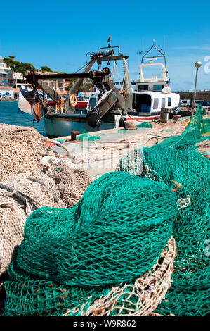 Porto di Cala Ratjada, Cala Rajada, fisherboat e net, mediterraneo, Mallorca, Spagna, Europa Foto Stock