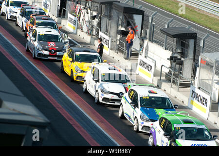 Clio Cup auto in pit lane, Race Track, il circuito di Zandvoort, provincia Olanda Settentrionale, Paesi Bassi, Europa, Zandvoort Foto Stock