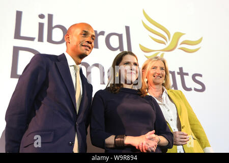 London / UK - Agosto 15, 2019: i liberali democratici leader Jo Swinson (C) pone con due reclute di recente il suo partito, MPs Chuka Umunna (L) e Sarah Wollaston (R), dopo la consegna di un discorso nel centro di Londra Foto Stock