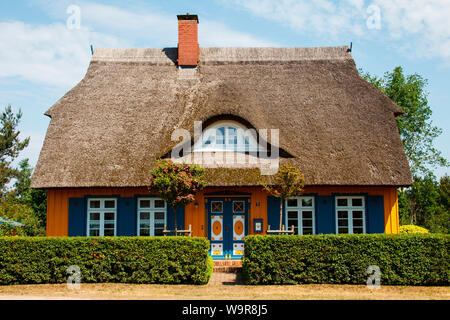 Cottage con il tetto di paglia, Wieck am Darss, Meclemburgo-Pomerania, Germania Foto Stock