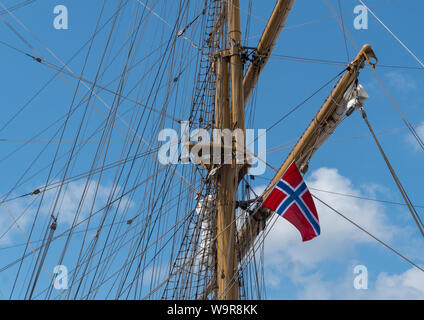 Rigging sul montante di una nave in preparazione per la Tall Ship Race 2019 nel porto di Bergen, Norvegia, Scandinavia Foto Stock