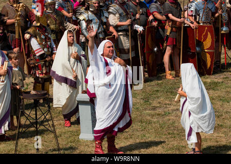 Romani festival, Roman Fort Abusina, la cerimonia di ordinazione, Eining, Bad Goggingen, Neustadt an der Donau, Baviera, Germania Foto Stock