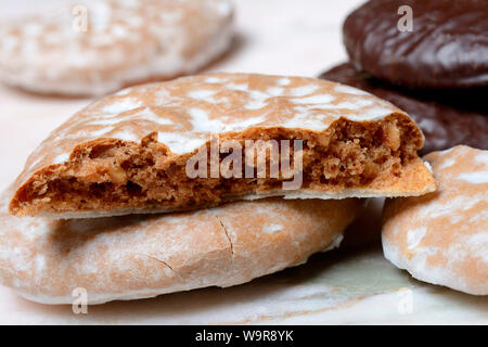 Oblaten-Lebkuchen, Oblatenlebkuchen, halbiert, angebrochen, Nuernberger Lebkuchen, glasiert Foto Stock