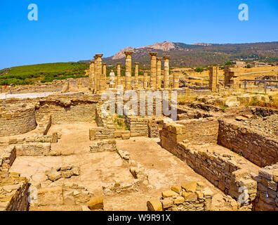 Resti della Basilica principale con i negozi del Forum in primo piano. Baelo Claudia sito archeologico. Tarifa, Cadice. Andalusia, Spagna. Foto Stock