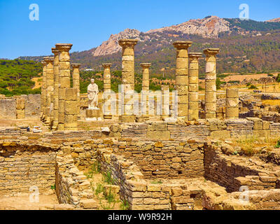 Resti della Basilica principale con i negozi del Forum in primo piano. Baelo Claudia sito archeologico. Tarifa, Cadice. Andalusia, Spagna. Foto Stock