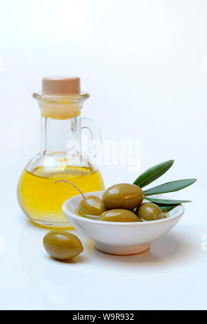 Gruene Oliven in Schale und Flasche Olivenoel, Olea spec., Chalkidiki-Oliven, Griechenland Foto Stock