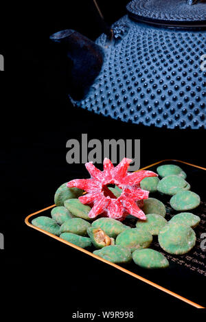 Wasabi arachidi e frutta candita sbocciano i fiori di ibisco Foto Stock